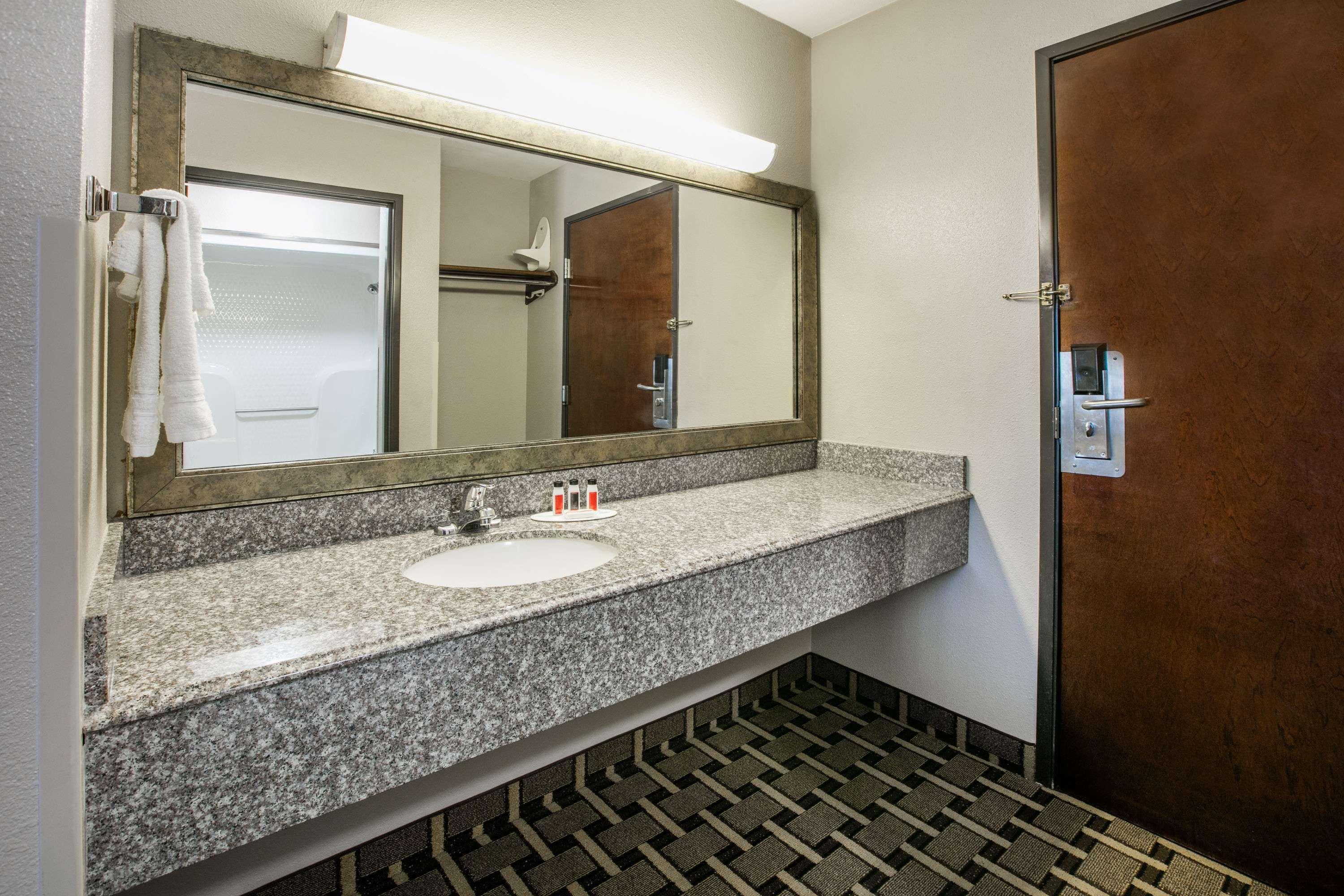 Hotel Baymont By Wyndham Lawton Esterno foto