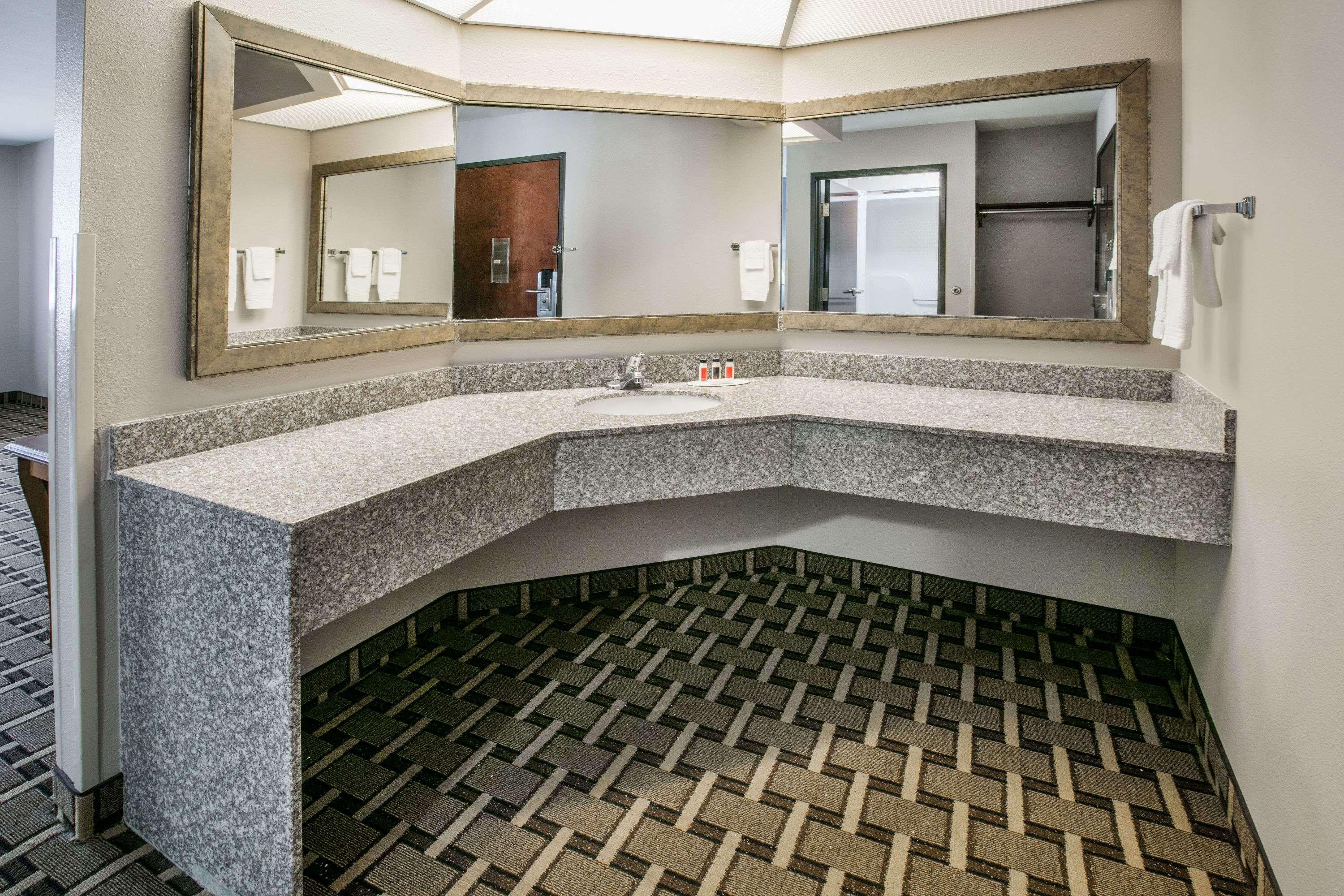 Hotel Baymont By Wyndham Lawton Esterno foto